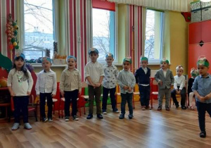 Dzieci podczas występu z okazji Pasowania na przedszkolaka.